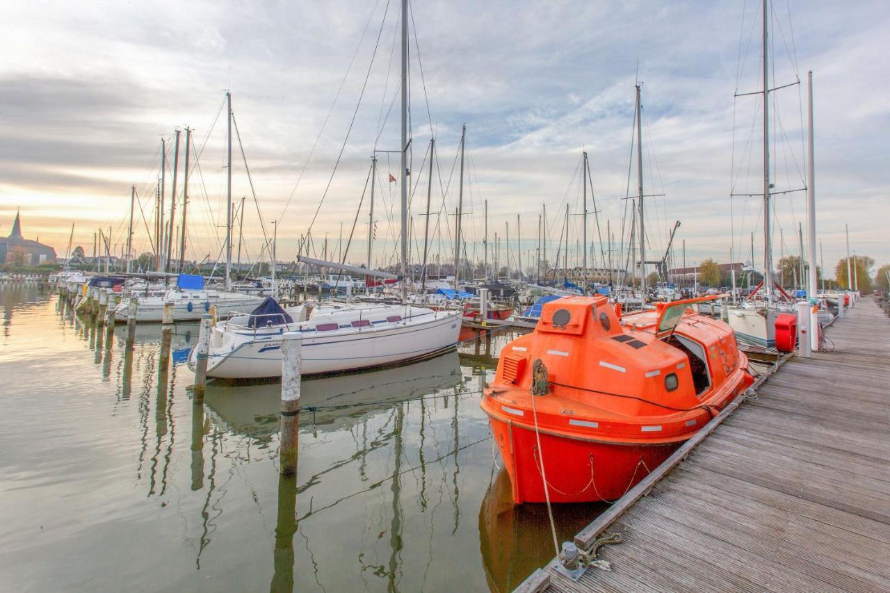 Polarstern - Unique Boatstay! Monnickendam Exteriör bild