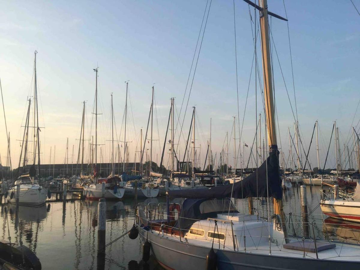 Polarstern - Unique Boatstay! Monnickendam Exteriör bild